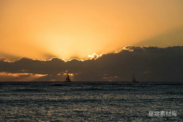 高清摄影 夕阳正缓缓西沉，海面上帆船点点依稀可见。