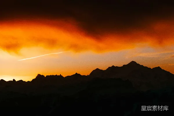 高清摄影 夕阳西下，山峰剪影壮丽