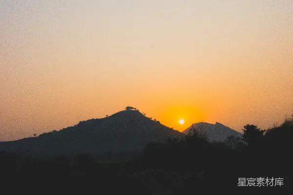 高清摄影 夕阳正落在这片山脉之上