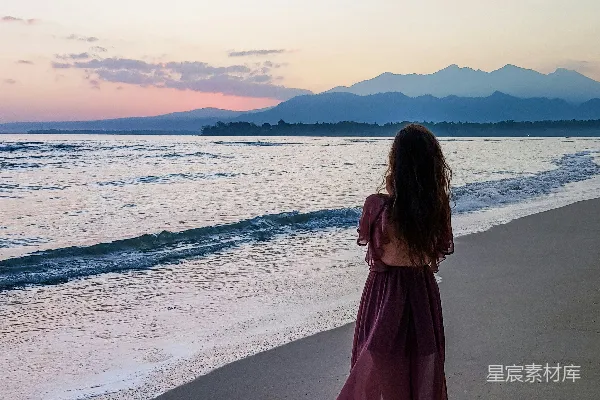 高清摄影 在白天，一个女人站在海边。