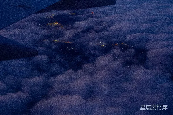 高清摄影 白天时飞机机翼在云层之上