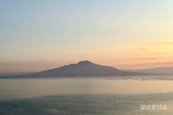 高清摄影 棕色的山峦横跨海湾