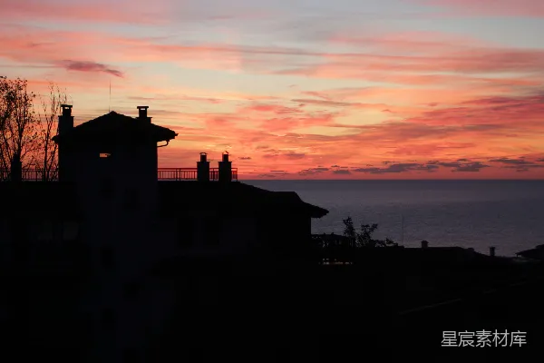 高清摄影 一幢房子的剪影映衬在绚丽的夕阳天空中