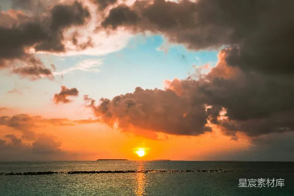 高清摄影 绚丽的夕阳色彩倒映在平静的海面上。