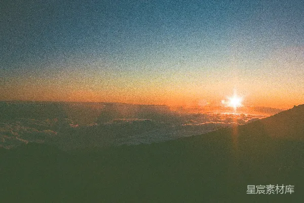 高清摄影 绚丽的夕阳照亮了云层和山峰。
