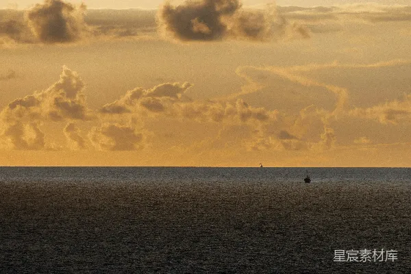 高清摄影 金色的夕阳云彩漂浮在平静的海洋地平线上