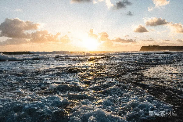 高清摄影 海浪拍打着岩石海岸，在日落时分激起阵阵浪花。