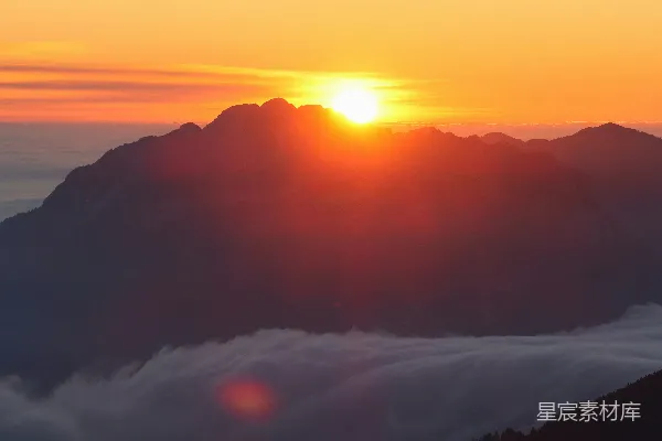 高清摄影 雾蒙蒙的山峰上日出