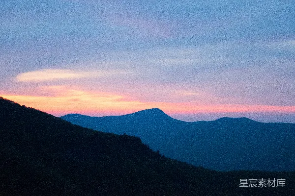 高清摄影 远处的群山被夕阳笼罩。
