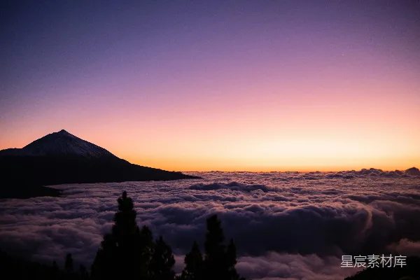 高清摄影 夕阳西下，群山之巅高耸于云海之上。