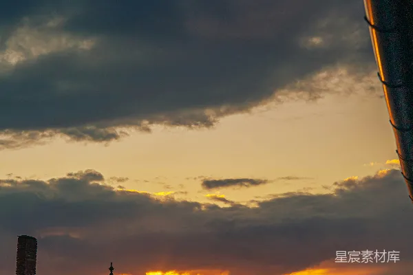 高清摄影 夕阳正落下，映照着一排房屋。