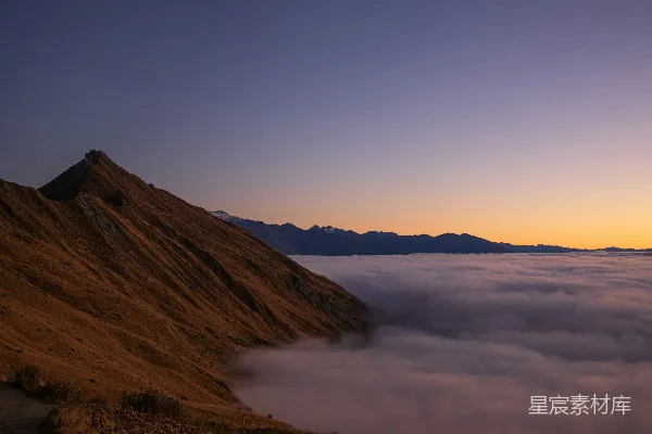 高清摄影 日出时，山峰俯瞰着云海。