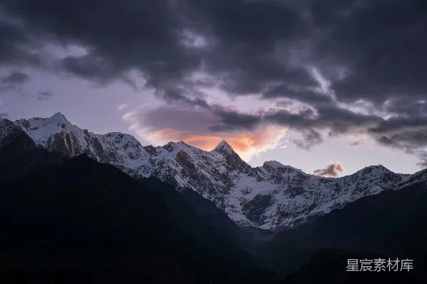 高清摄影 白雪皑皑的群山在一片戏剧性的云层下