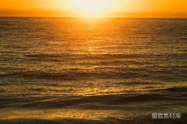 高清摄影 平静的海面映照着金色的夕阳。
