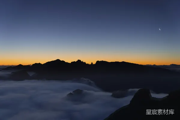 高清摄影 山峦轮廓在暮色中云层之上