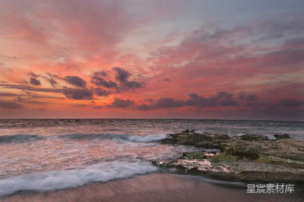 高清摄影 海浪拍打在夕阳下的海岸上