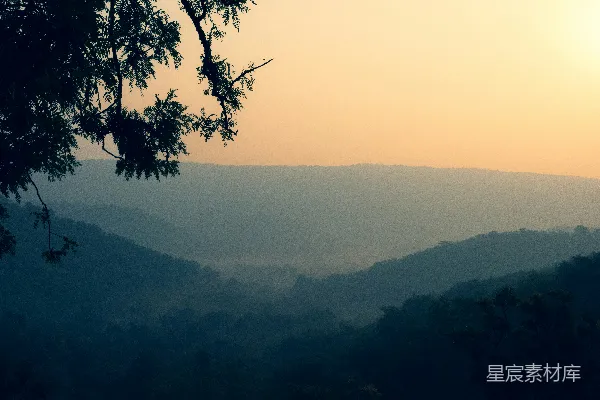 高清摄影 夕阳正挂在远处群山之上。