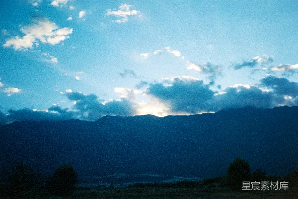 高清摄影 阳光穿透云层照射在山峰上。