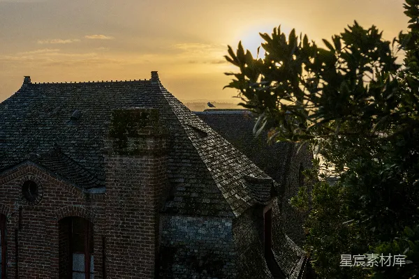高清摄影 太阳正落在这座砖砌的建筑上。