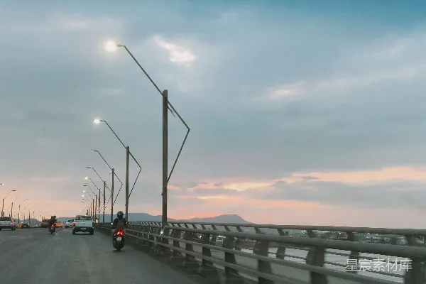 高清摄影 一辆汽车在高速公路上行驶，旁边有交通灯。