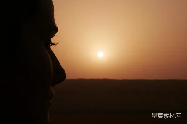 高清摄影 一个女人站在夕阳前。
