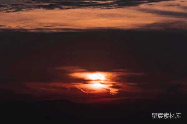 高清摄影 夕阳正落在这连绵的山脉之上。