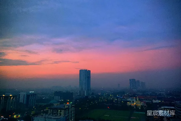 高清摄影 黄昏时分，从高层建筑俯瞰城市的景色。