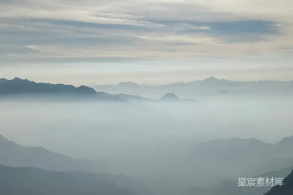 高清摄影 白天白云下的群山