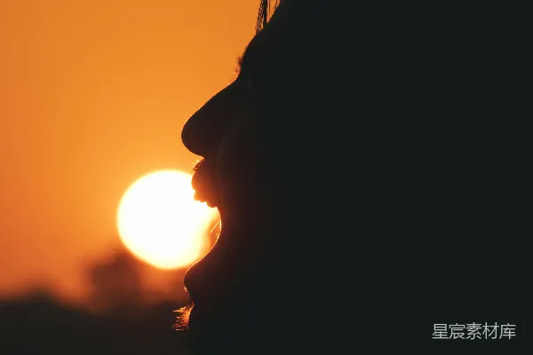 高清摄影 太阳正落在这位男子剪影后方。