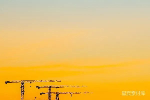 高清摄影 一架飞机在夕阳下飞过城市上空。