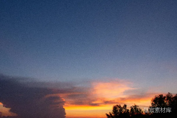 高清摄影 夕阳正映照在一片水域之上。