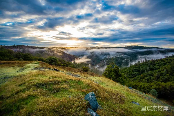 高清摄影 夕阳正西山与山谷间落下