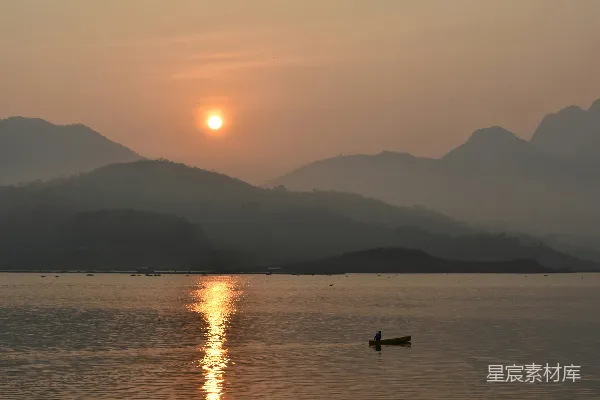 高清摄影 夕阳西下，湖面倒映着连绵的群山。