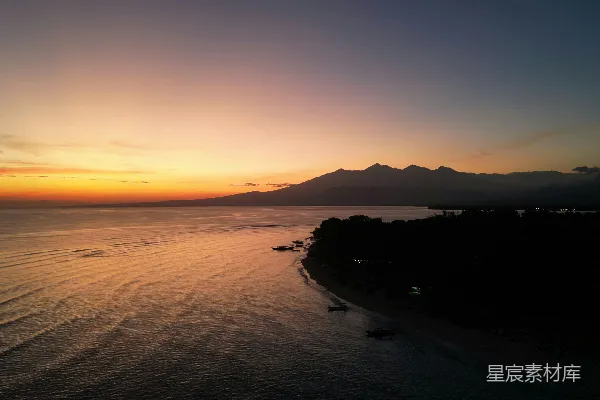 高清摄影 夕阳映照在水面上，一艘船在水中飘荡。