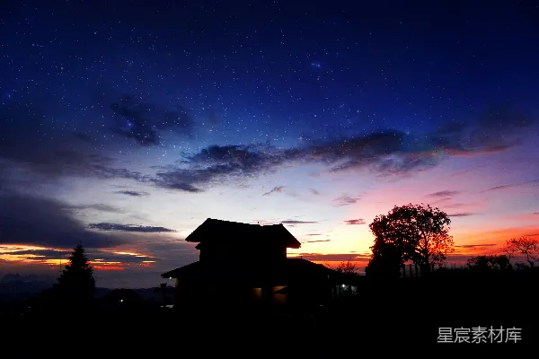 高清摄影 一幢房子在夜空中剪影。