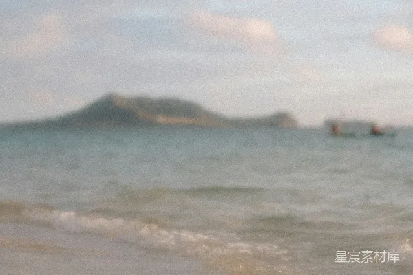 高清摄影 一个男人拿着冲浪板站在海滩上。