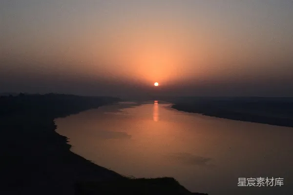 高清摄影 夕阳正照在一片水域上。