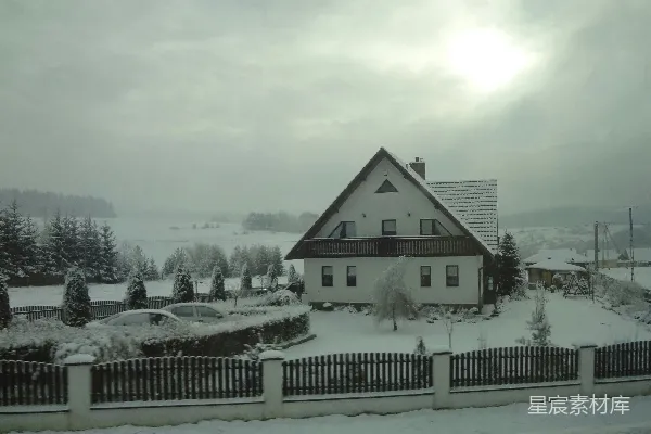 高清摄影 一个被雪覆盖的院子里的房屋