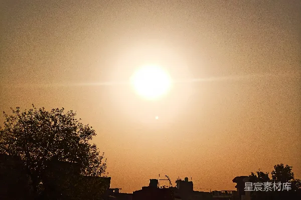 高清摄影 夕阳正在城市天际线上落下。