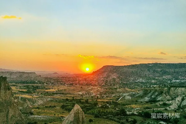 高清摄影 夕阳西下，岩石地貌上空呈现落日余晖。