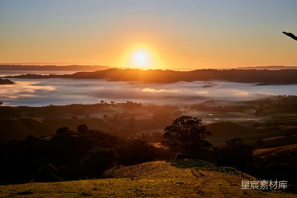 高清摄影 一个站在夕阳下的山顶的人