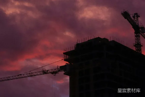 高清摄影 正在建设中的建筑，背景中有一台起重机。