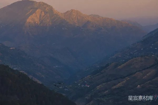 高清摄影 夕阳下的一片山脉景象