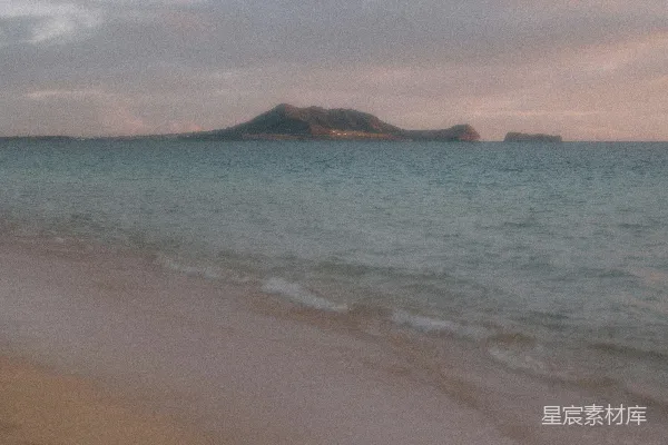 高清摄影 一座海滩，远处有一座小岛。