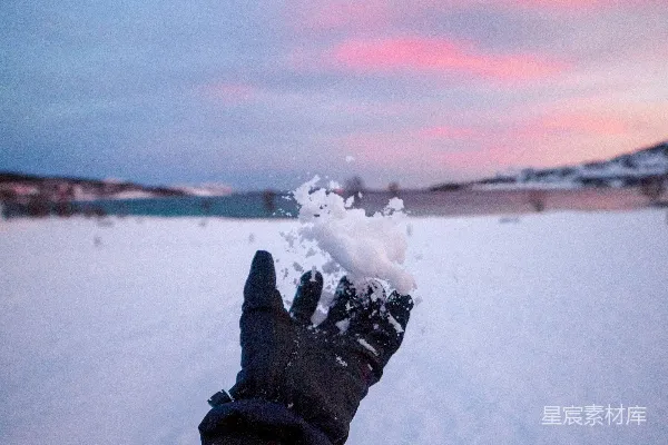 高清摄影 穿着黑色裤子和黑色靴子的人站在被雪覆盖的地面上，处于白天。
