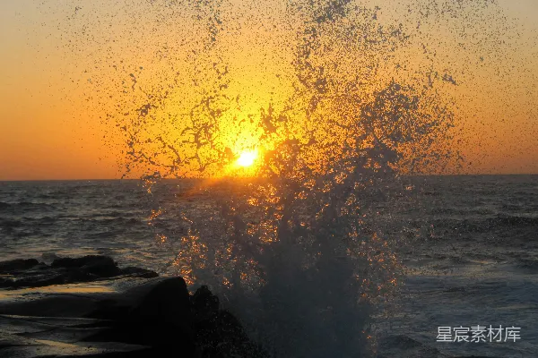 高清摄影 夕阳映照在水面上的景色