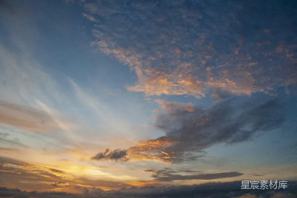 高清摄影 夕阳正缓缓落下，海面上云雾缭绕。