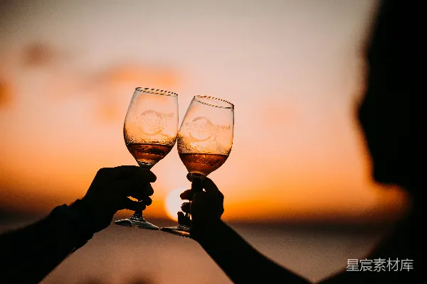 高清摄影 两人手持长杯葡萄酒的剪影摄影