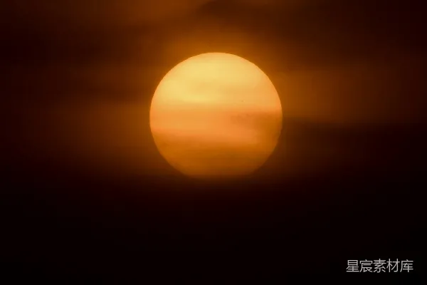 高清摄影 夕阳在黑暗的天空中落下