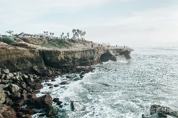 高清摄影 白天海上的棕色岩石形成